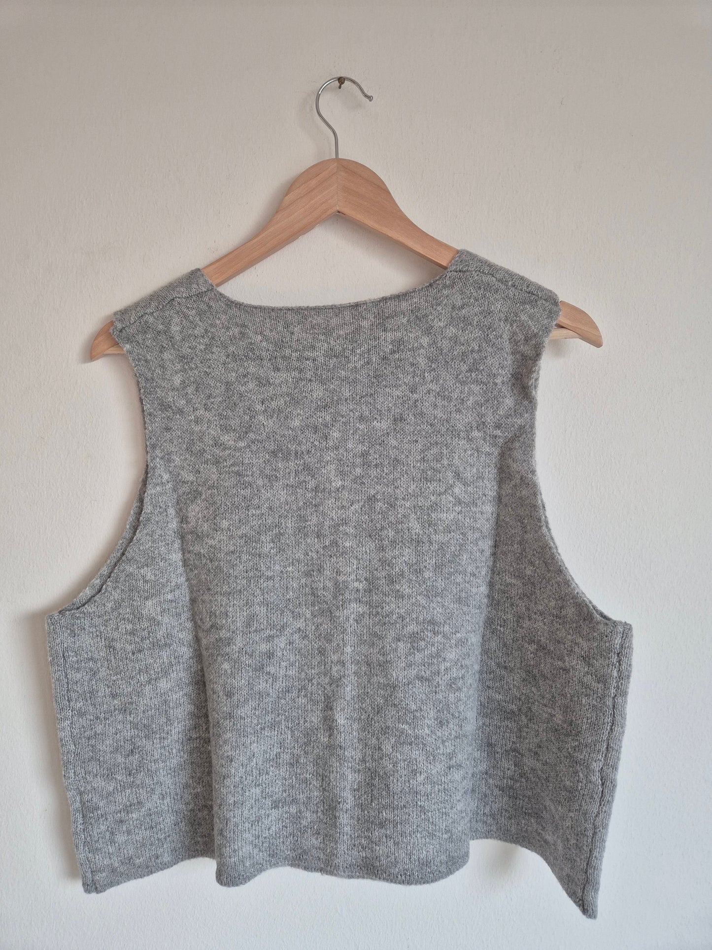 Strickweste mit Herzknöpfen