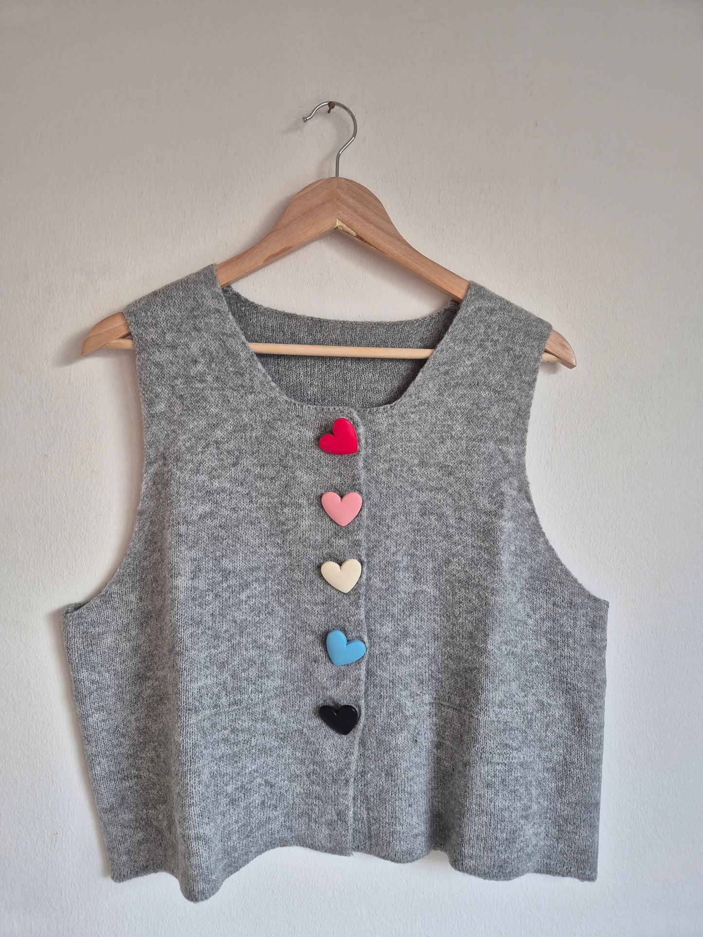 Strickweste mit Herzknöpfen