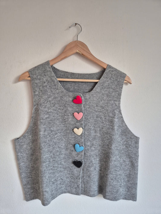 Strickweste mit Herzknöpfen