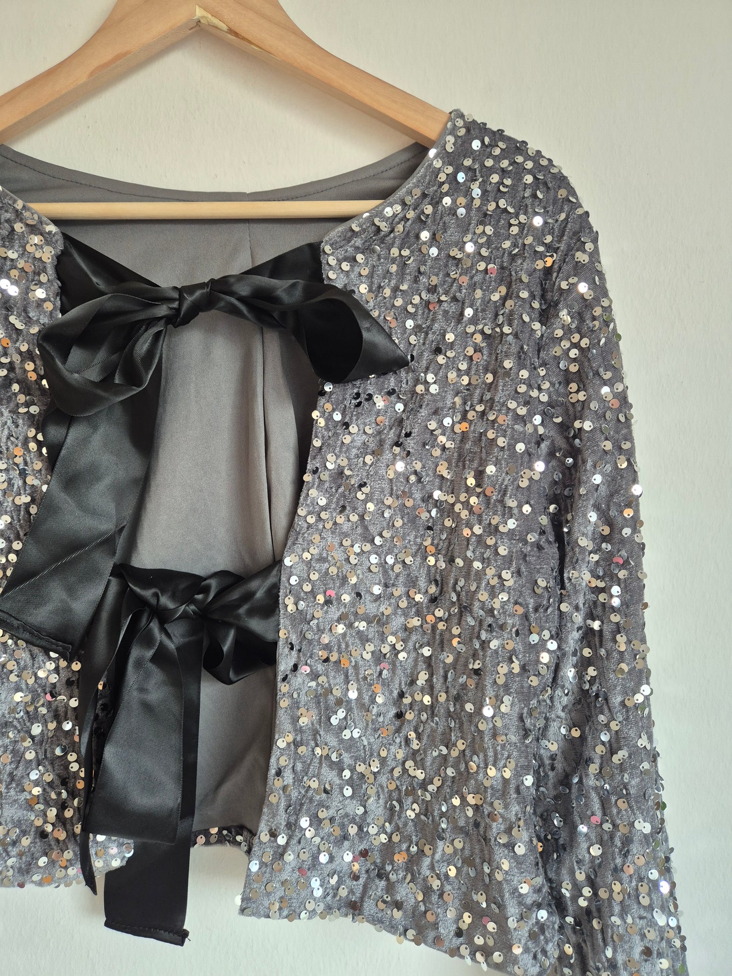 Pailettenbluse mit Schleifen