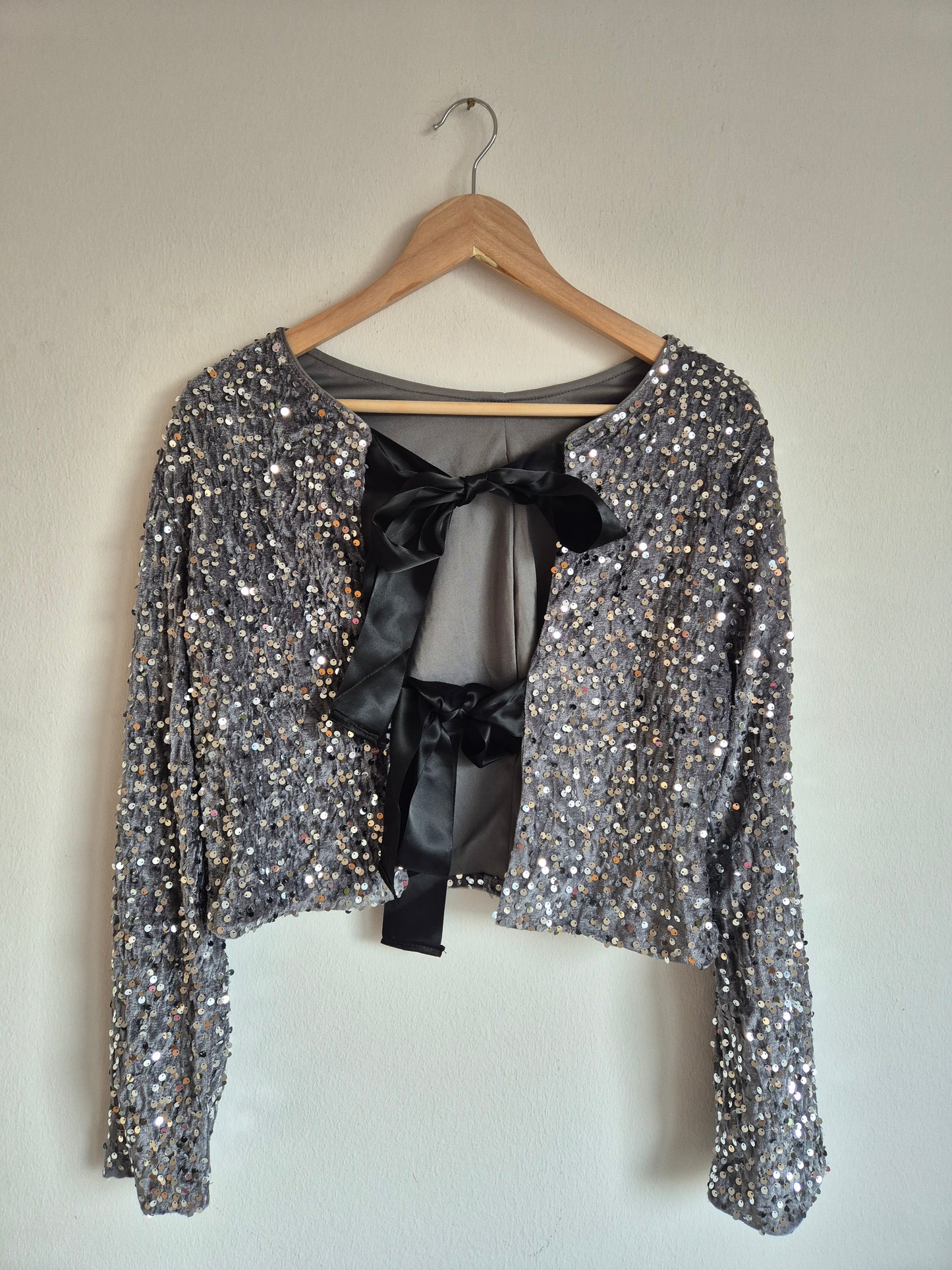 Pailettenbluse mit Schleifen