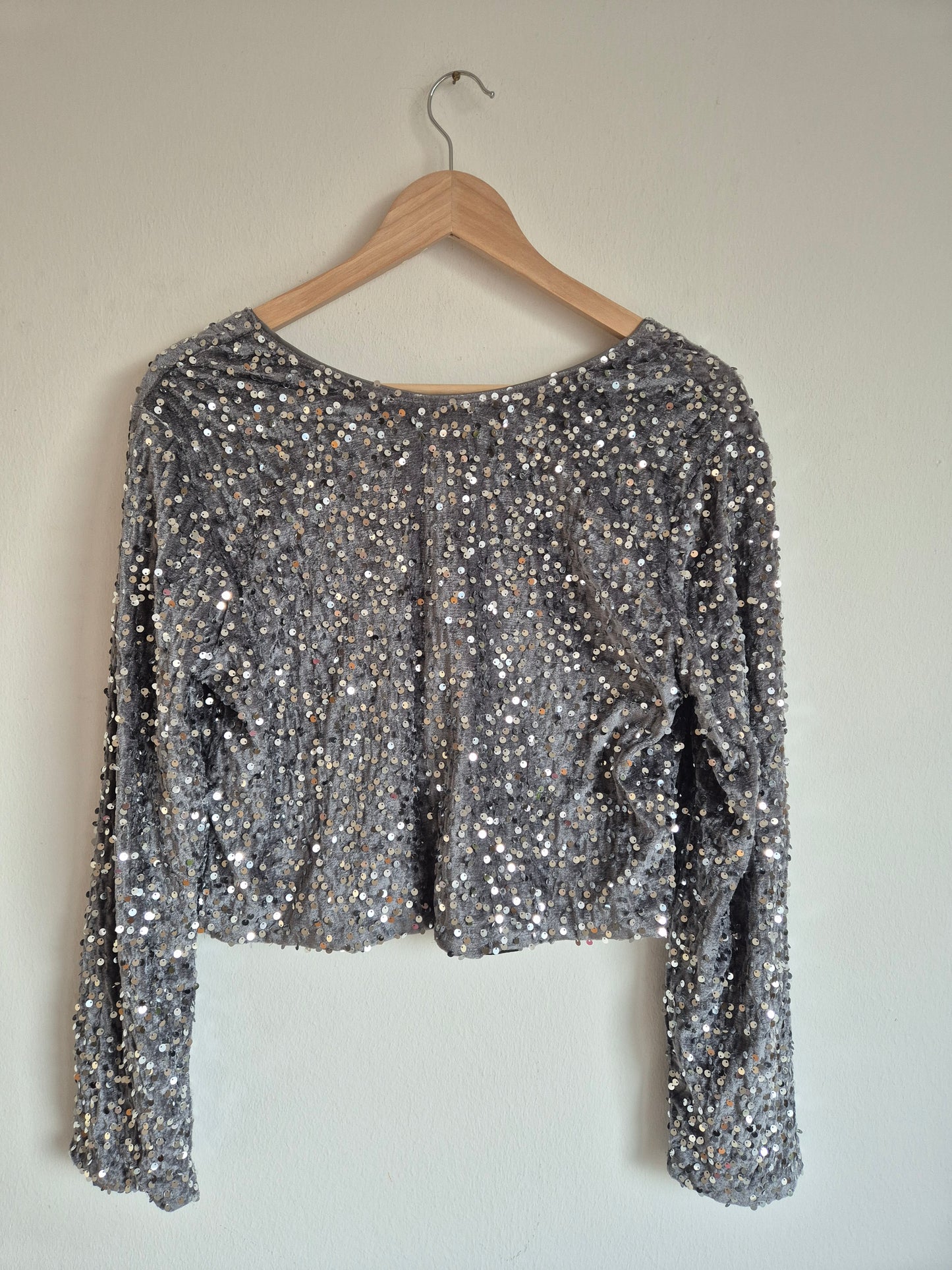 Pailettenbluse mit Schleifen